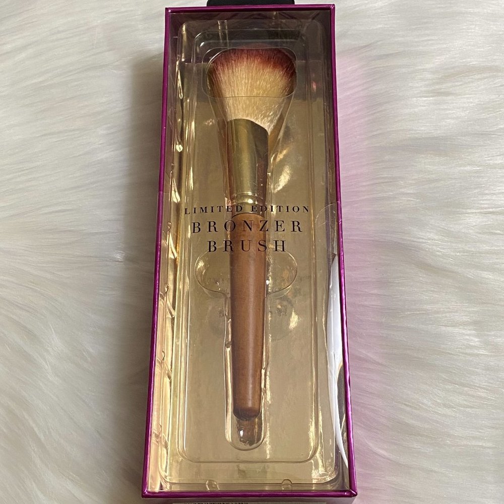 NEW  Tru Beauty Limited Edition Blus/Bronzer Brush